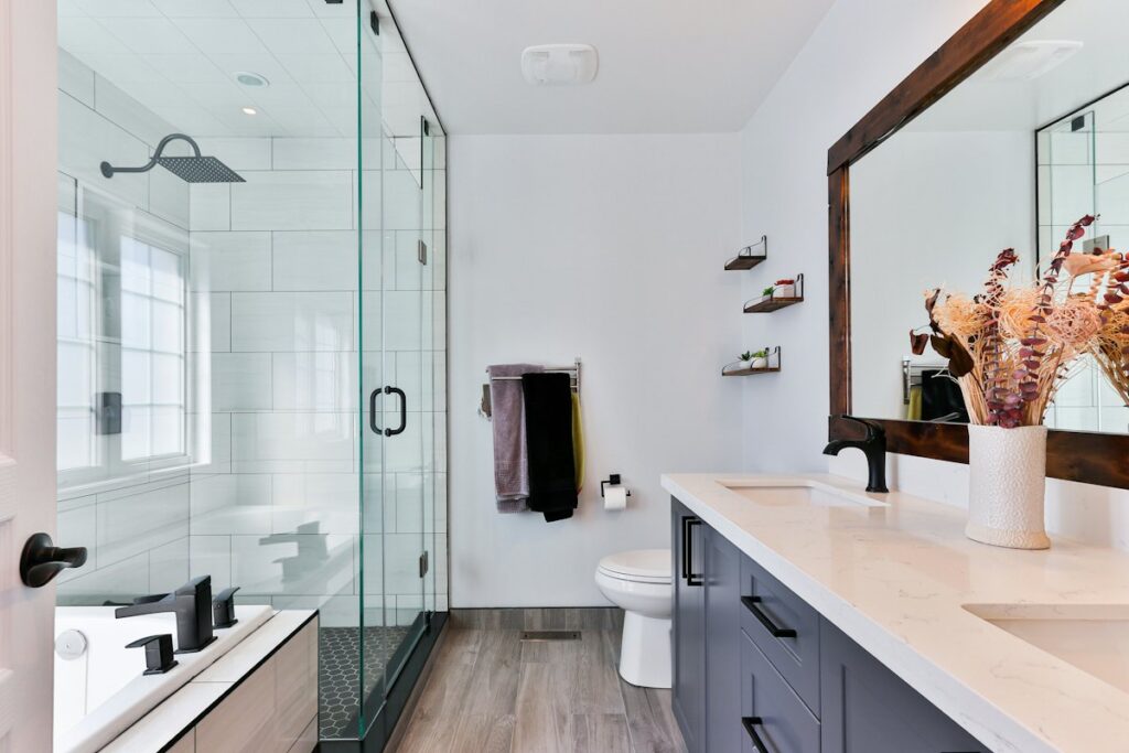 Baño alicatado con ducha de obra