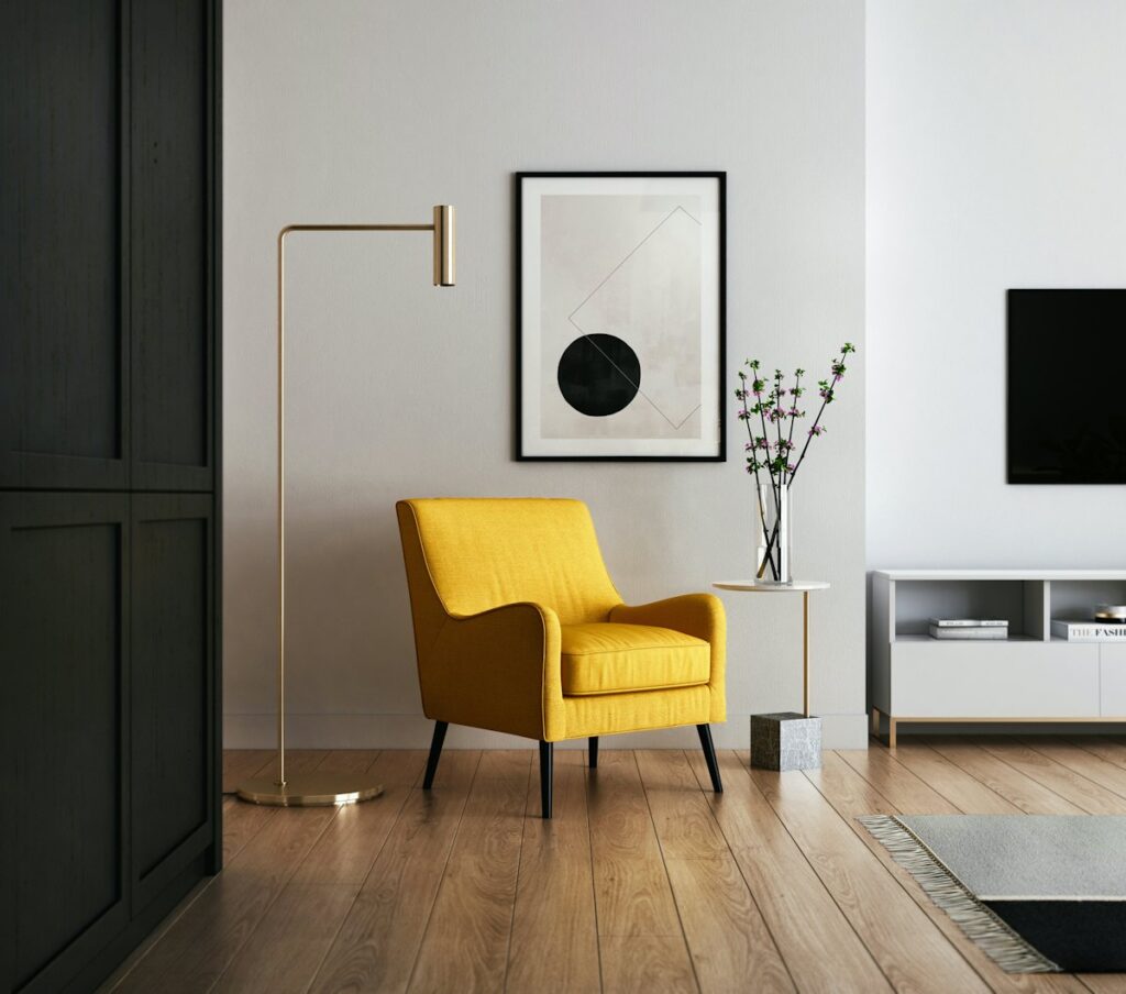 Rincón con sillón y pared pintada
